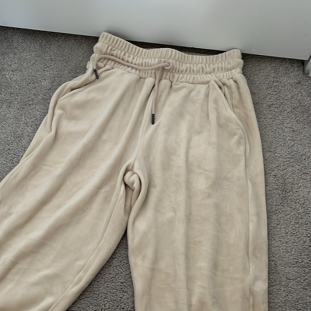 refuge athletic.
size small.
beige velvet sweat suit. never worn. new. - Picture 2 of 4